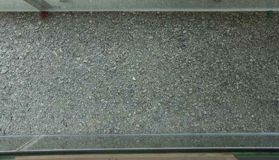Grobkornauflage der Sohle vor Versuchsbeginn (Blick von oben), grobe Steine auf der Sohle des Bachbetts sollen die Sohle stabilisieren.