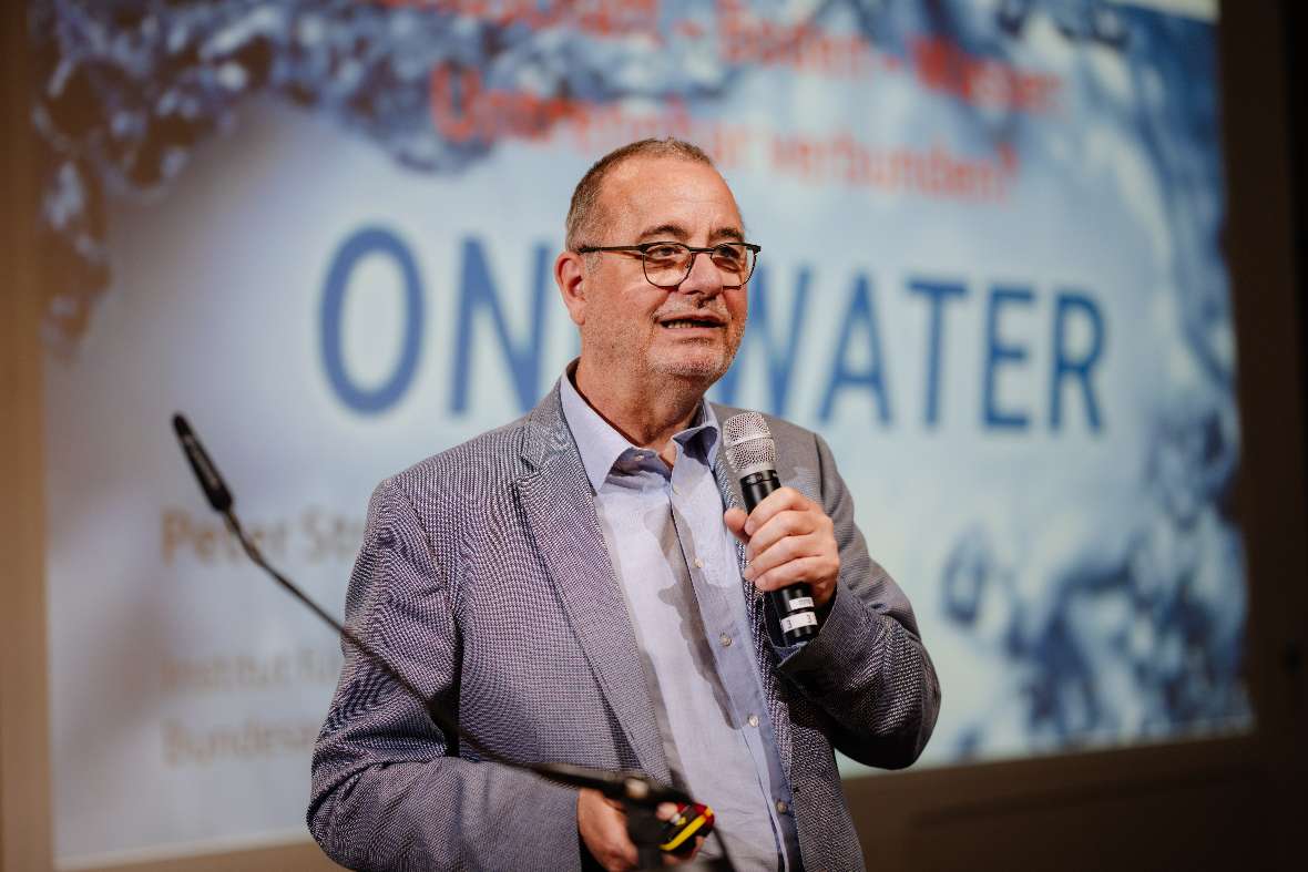 Direktor Peter Strauss bei seinem Vortrag "Zusammenhänge der Bodenbewirtschaftung und dem Wasserkreislauf". 