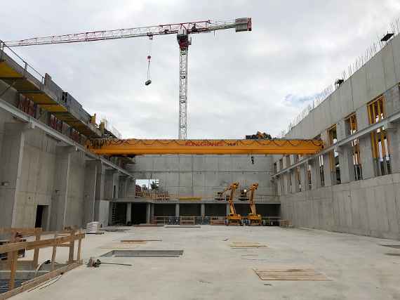 The hall crane was installed by crane from above on June 30. The ceiling is not yet in place. In front of the crane (view in MainChannel) are two lift trucks. Looking up into the sky, you can see the crane. Warm summer weather.