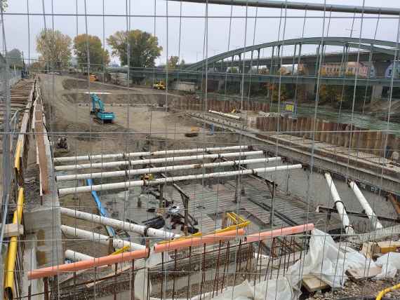 The progress compared to September 2020, there are more steel pipes to be seen supporting the excavation pit. The ground foundation is visible.