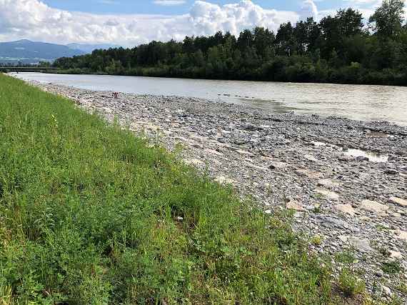 A shallow embankment and a gravel bank make it possible to linger directly by the river.