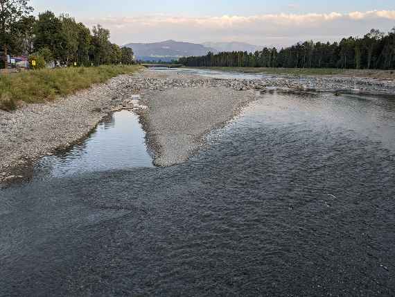 On the left of the picture, a gravel bar is to see, slowly moving across the ramp with the current.