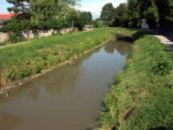 Russbach in Wolkersdorf upstream oft the weir