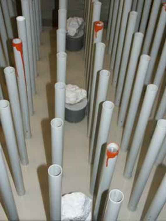 Measurement of the material deposited during a test: Plastic cylinders with a diameter of approximate 10 centimeters and a lid weighted down with stones were placed at the measuring points. This prevented the amount of suspended matter deposited at the measuring points from changing while the model was emptied.