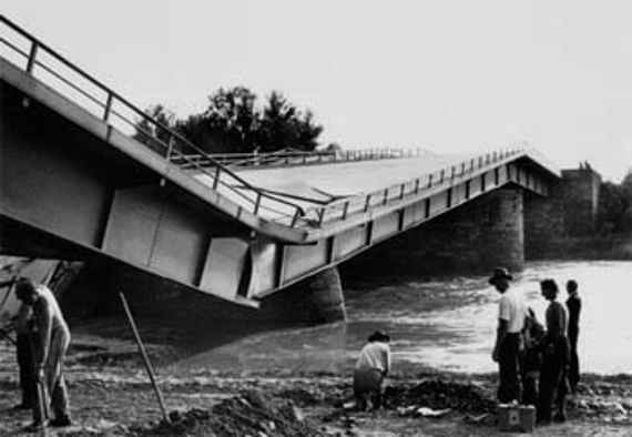 Photo shows effects of a riverbed breakthrough: The foundation of a bridge pier was washed out. This caused the pier to sink and the bridge to collapse.