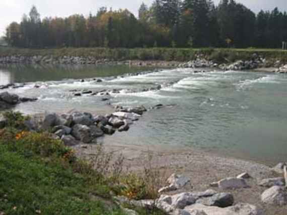 View of the ramp from the Austrian side, flow direction from left to right.