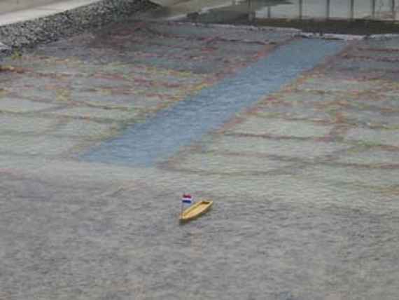 Entire ramp with boat alley in the middle and a boat in the model test (view against the flow direction).