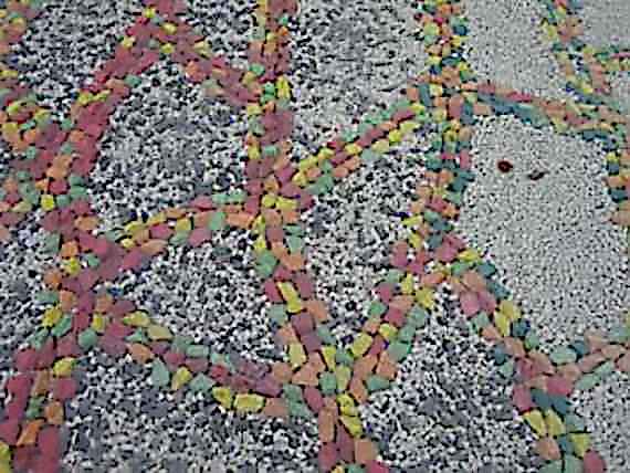 Detail of the ramp with the stones coloured according to the weight. The stone rows form an irregular grid.