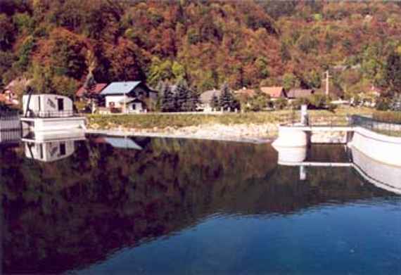 The newly built Petzold weir: on photo you see weir, in front water, forest in the background.