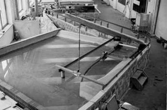 General view of the physical model of the Wienerwald Reservoir, a part of the Wienerwald Reservoir, the weirs in the transition to the spillway of the spillway and in the background the spillway of the spillway.