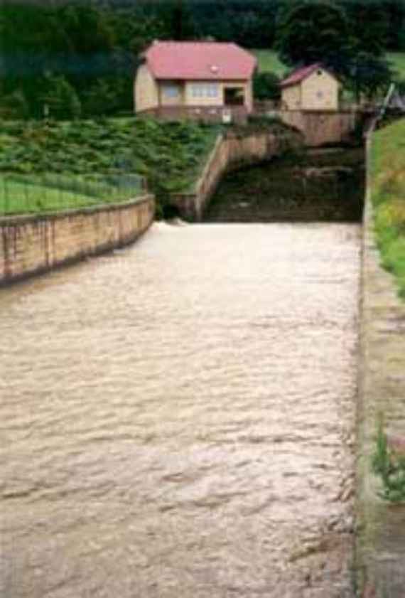 View of the spillway in nature, in the background one sees the stepped weir channel, which in the foreground of the picture merges into the outflow of the Wien river.