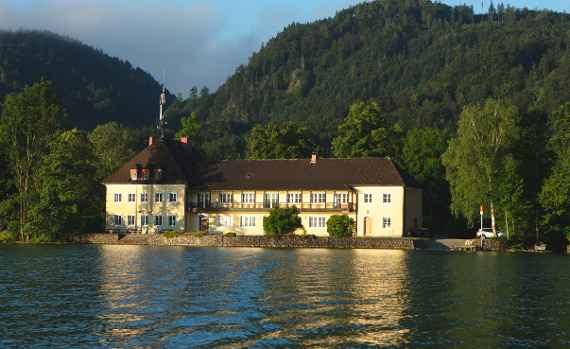 Blick vom See aus auf das Institut für Gewässerökologie und Fischereiwirtschaft