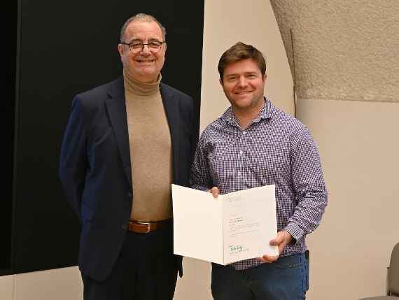 Übergabe des Ernennungsdekrets durch Direktor Peter Strauss (links im Bild) an Elmar Schmaltz (rechts im Bild).