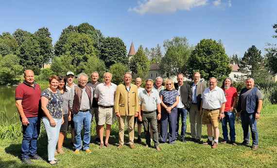 Gruppenfoto vor dem Schlossteich bei Schloss Waldreichs im niederösterreichischen  Waldviertel (von links): Michael Kreiner (Präsident Fischereiverband Niederbayern), Andrea Wagner (Vize-Präsidentin Landwirtschaftskammer Niederösterreich), Alexandra Haydn (Bayerische Landesanstalt für Landwirtschaft), Bernhard Berger (Gut Ottenstein - Windhag Stipendienstiftung für Niederösterreich; Fischereirevierausschuss I), Bernhard Feneis (Präsident Verband der deutschen Binnenfischerei und Aquakultur), Günther Gratzl (Ökologische Station Waldviertel), Ferdinand Trauttmansdorff (Obmann Niederösterreichische-Teichwirteverband), Axel Bartelt (Präsident  Landesfischereiverband Bayern), Christian Wagner (Bayerische Landesanstalt für  Landwirtschaft), Karl Gravogl (Landesfischermeister Niederösterreicher-Landesfischereiverband), Ernst Weidenbusch (Präsident Bayerischer Jagdverband; bayrischer Landtagsabgeordneter), Gabi Schmid (bayrische Landtagsabgeordnete, Sprecherin Fischerei), Sebastian Hanfland  (Geschäftsführer Landesfischereiverband Bayern), Alexander Flierl (bayrischer  Landtagsabgeordneter), Alfred Stier (Vizepräsident Landesfischereiverband Bayern),  Alexander Horn (Fischotterberater nördliche Oberpfalz), Hans Holler (Präsident  Fischereiverband Oberpfalz) 