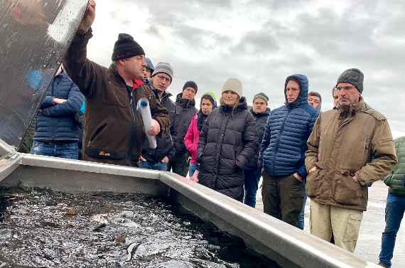 Die Teilnehmenden bei der Begutachtung einer Salmoniden-Aquakulturanlage.