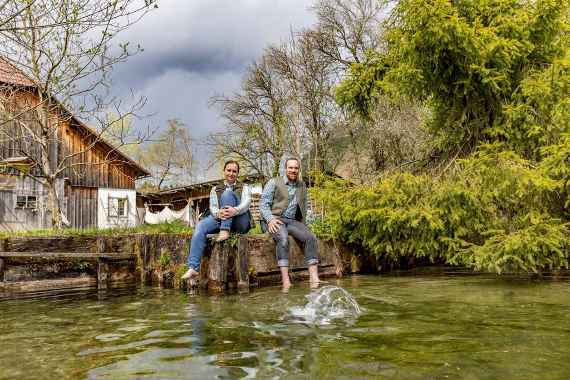 Johanna und Michael Ehrenleitner sitzen am Fischteich.