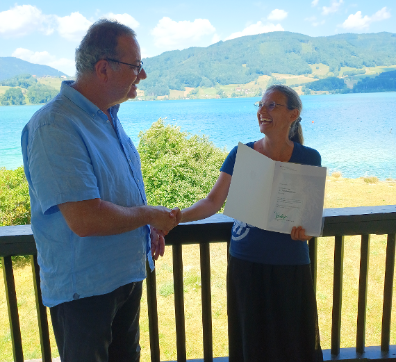 Direktor des Bundesamtes für Wasserwirtschaft Peter Strauss gratuliert Daniela Achleitner zur Ernennung als Institutsleiterin.