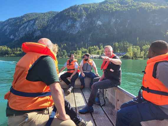 Die Teilnehmenden am Boot bei der Probenahme am Mondsee.