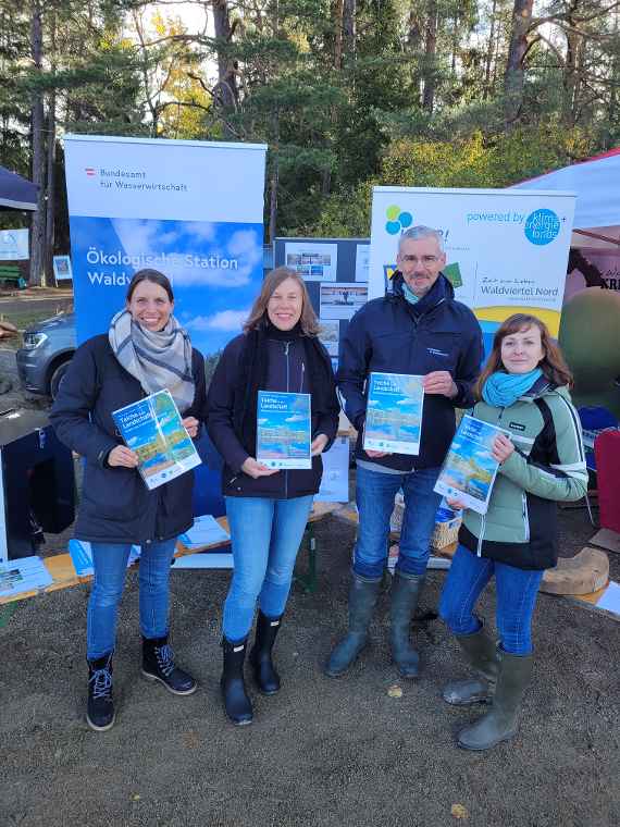 Das Team – bestehend aus KLAR! Managerin Karina Zimmermann, Autorin Theresa Matzinger sowie Chrisitan Bauer und Elisabeth Peham vom Bundesamt für Wasserwirtschaft – bei der Präsentation der Publikation am Bruneiteich. 