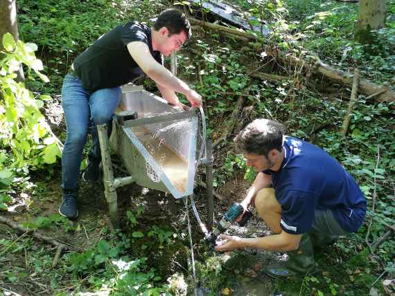 Sediment wird aus der Kammer der Drucksonde für die Durchflussmessung ausgepumpt. 