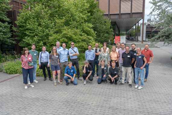 Ein Gruppenfoto der Teilnehmenden des Netzwerktreffens am ersten Tag am Gelände der Ostschweizer Fachhochschule in Rapperswil.