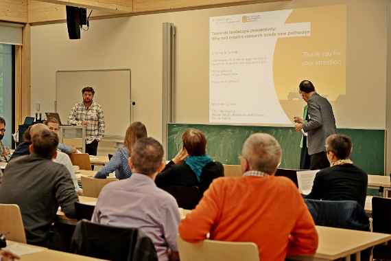 BAW-Mitarbeiter Elmar Schmaltz bei seinem Keynote-Vortrag über Landschaftskonnektivität und Bodenerosionsforschung