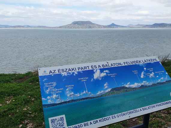 Der Plattensee ist mit einer Fläche von fast 60 km² der größte Binnensee in Zentraleuropa. Die umgebenden Hügel sind teils vulkanischen Ursprungs.