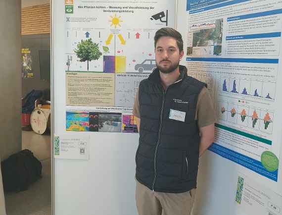 Sebastian Rath mit seinem Poster am 26. Österreichischen Klimatag 2026.