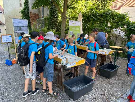An unserem Flussmodell konnten die Kinder die Entwicklung eines Flusses beobachten, selbst lenkend eingreifen und die Kraft des Wassers erleben.