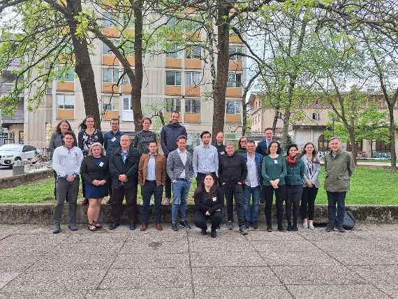 Gruppenfoto der Teilnehmenden des Projekttreffens im Freien