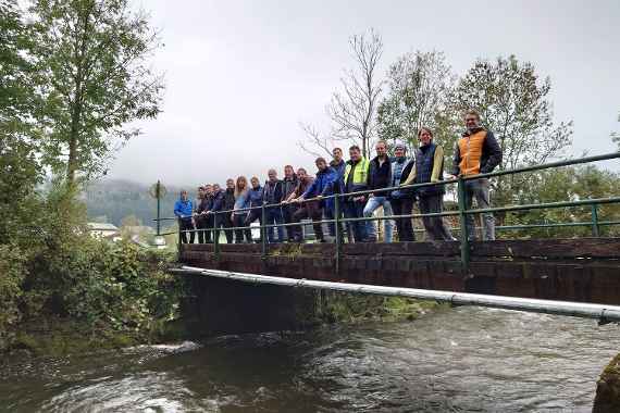 Gruppenfoto auf einer Brücke