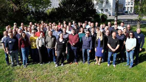 Ein Gruppenfoto draußen vor dem BfG Gebäude mit über 50 Teilnehmern bei strahlendem Sonnenschein.