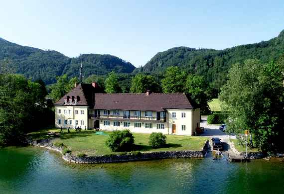 Blick vom aus auf das Institut für Gewässerökologie und Fischereiwirtschaft