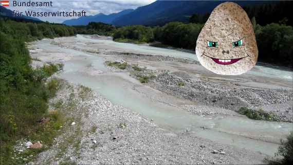 Foto eines Flusses von querer Seite gesehen, oben rechts der "eingebaute" Rolling Stoni als sprechender Stein.