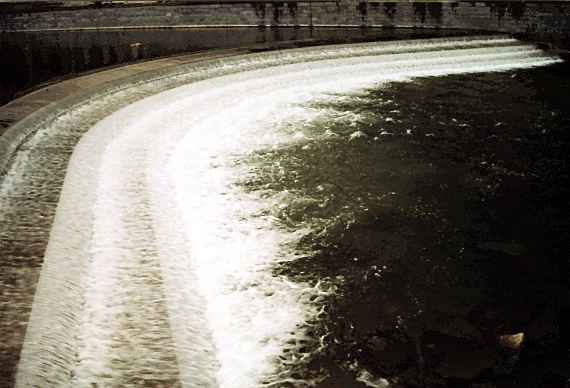 Traisensohlstufe mit Fluss, welche nach rechts kurvig verläuft