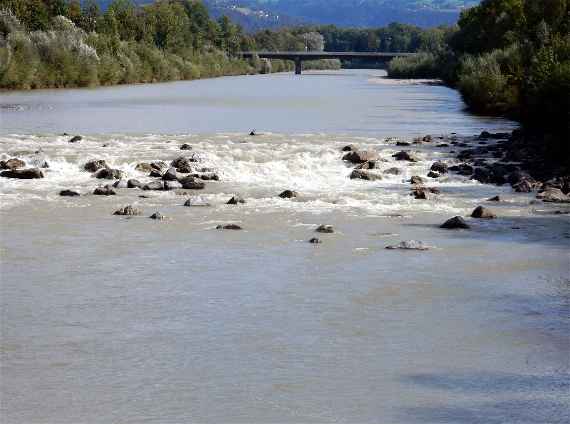 Blick gegen die Fließrichtung auf die Stein-Barriere