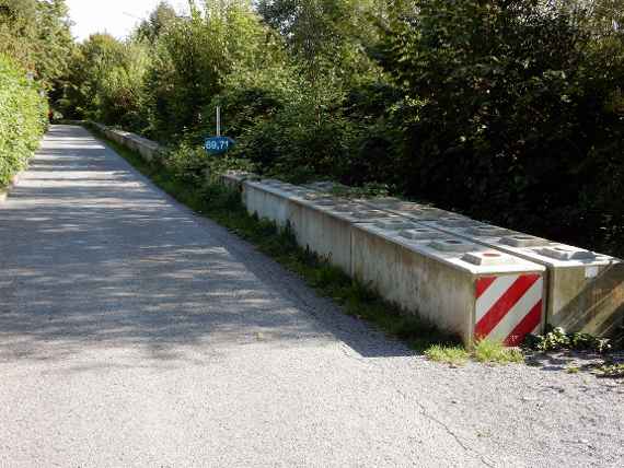 Provisorische Erhöhung des Hochwasser-Schutz-Dammes mit Beton-Fertig-Teilen nach dem Hochwasser 2005