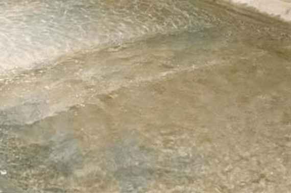 100-jährliches Hochwasser über die Sohlstufe im Modell