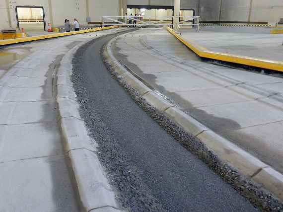 Modellversuch für den Alpenrhein, aufgebaut in einer Halle in Dornbirn