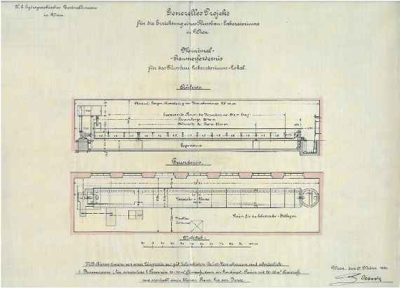 Dieses Bild zeigt eine handgefertigte Zeichnung aus dem Jahr 1904. Damals plante man einen Bau eines neuen Instituts für Flussbau. Die Zeichnung zeigt einen Aufriss (heute sprechen wir von Seitenansicht) und einen Grundriss (also eine Ansicht von oben). Die geplante Mindestlänge betrug 25 m und die Breite 5,5 m (alles Innenraummaße), wobei die Rinnenlänge selbst (was dem Modellbau entsprach) mit 21,2 m und die Breite mit 2 m angegeben wurde. Der restliche Bereich waren für Zu- und Abläufe von Wasser über Rohre, Hochbehälter welcher mit Pumpe betrieben werden soll, geplant und auch etwas Platz für Baumaterialien wie Sand, Schotter et cetera für den Modellbau war vorgesehen.