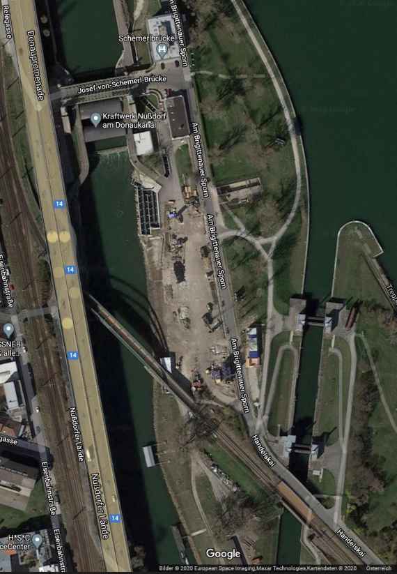 Das von einem Satelliten aufgenommene Bild zeigt das Grundstück vor Beginn der Bauarbeiten. Links vom Grundstück sieht man den Donaukanal mit dem Wasserkraftwerk Nußdorf, rechts die Donau.