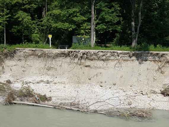 Vom Hochwasser wurde ein Teil des Flussufers abgetragen und der dahinter liegende Weg beschädigt.