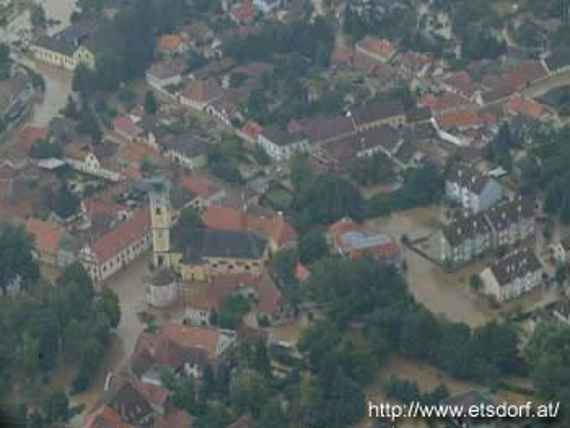 Hochwasser im Zentrum Etsdorf, man sieht ein Luftbild von Etsdorf, das Zentrum der Ortschaft ist überschwemmt.