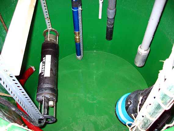 Vier Sensoren in einer Tonne mit Wasser und eine Tauchpumpe für die Erzeugung einer turbulenten Strömung in der Tonne.