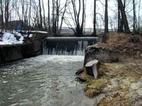 Altes Thanhoferwehr am Innbach mit schnell fließendem Wasser, wodurch Fische nicht flussauf wandern können (Äschenregion).