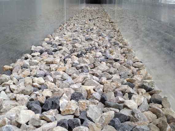 Rauteppich aus großen kantigen Steinen in der 54 cm breiten Rinne unseres Instituts. Das Bild zeigt die Situation vor Versuchsbeginn.