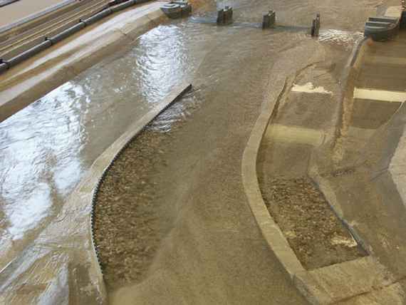 Blick auf Fließrichtung: Flussbett und Strömung zum Kraftwerk bei einem Abfluss von 500 Kubikmeter pro Sekunde