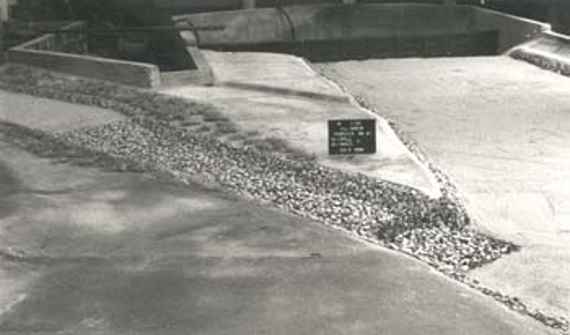 Nachbildung der Rampe (Bestand) im Institut, Foto in schwarz/weiß aufgenommen.