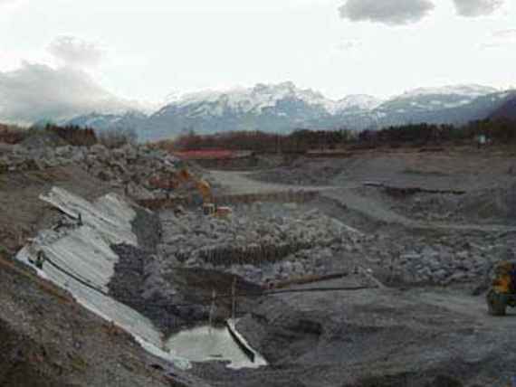 Bau der neuen Illmündung 2000-2002.