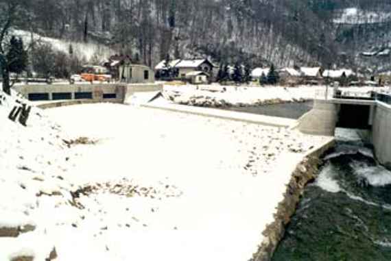 Petzoldwehr Baustelle: Wehranlage in Natur und deren Umgebung überwiegend mit Schnee bedeckt.